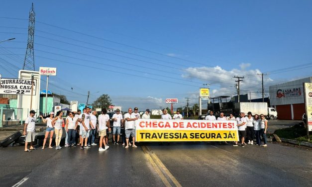 Moradores do Condomínio Jardim das Hortênsias interditam a BR-415 e pedem segurança no trânsito local