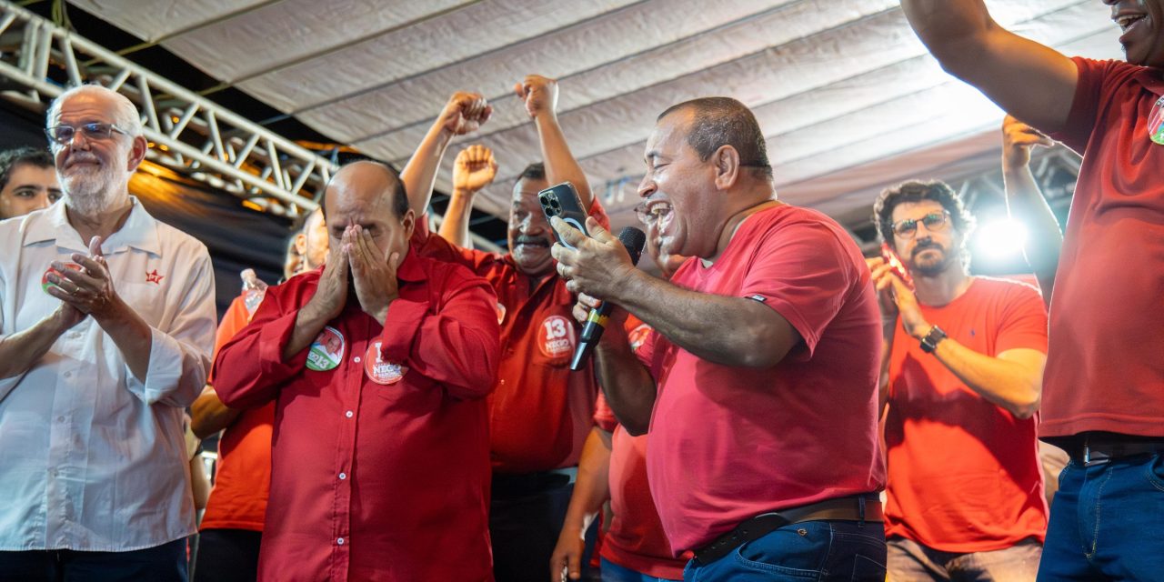 Multidão lota praça de Taboquinhas em apoio ao candidato Nego de Saronga (PT)