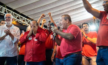 Multidão lota praça de Taboquinhas em apoio ao candidato Nego de Saronga (PT)