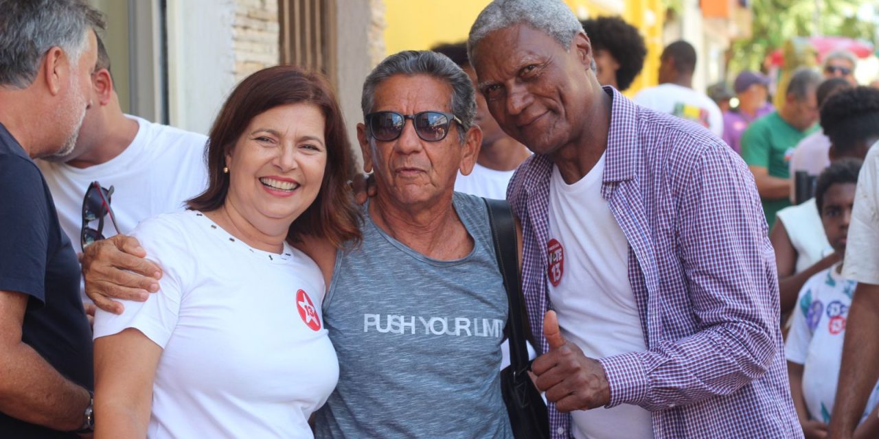 Um dia após colocar adversários para correr no debate, Adélia recebe carinho de trabalhadores e comerciantes de Ilhéus