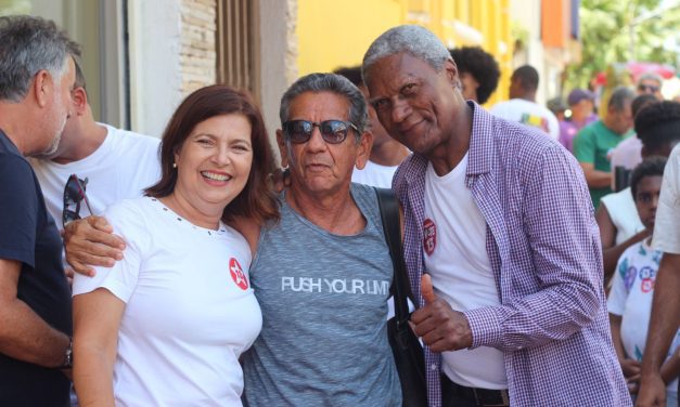 Um dia após colocar adversários para correr no debate, Adélia recebe carinho de trabalhadores e comerciantes de Ilhéus