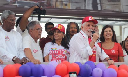 Com Wagner e ministro de Lula, Adélia arrasta multidão no Vilela e reafirma compromissos com moradores do bairro