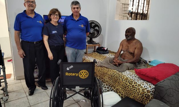 ROTARY CLUB DOA CADEIRAS DE RODAS A TRÊS PACIENTES EM ITABUNA