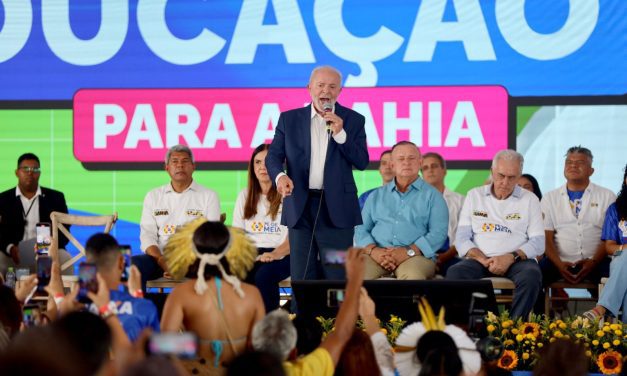 Em evento com 10 mil estudantes, Lula anuncia na Bahia expansão do Programa Pé-de-Meia