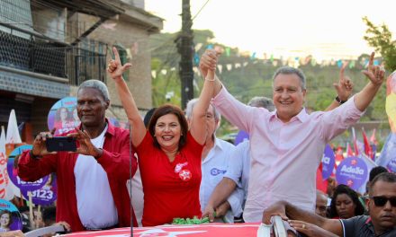 Rui Costa e Adélia fazem grande caminhada da vitória no Centro de Ilhéus nesta sexta