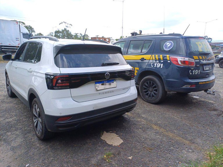 Homem troca terreno por carro roubado e é detido pela PRF em Simões Filho