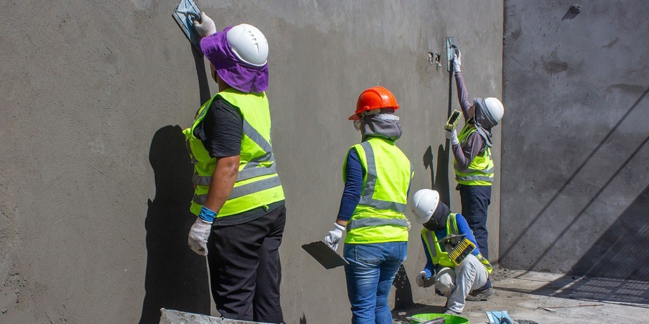 Mulheres voluntárias participam na construção de novo local de reuniões das Testemunhas de Jeová