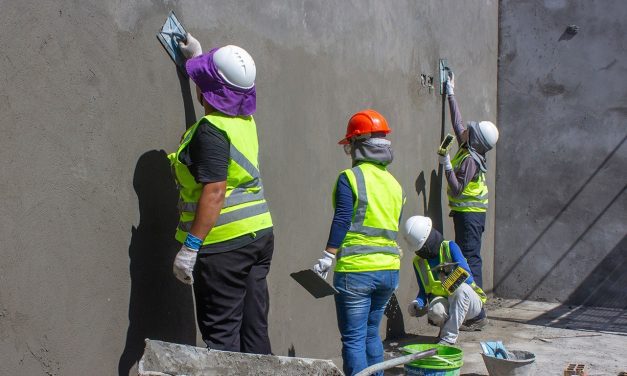 Mulheres voluntárias participam na construção de novo local de reuniões das Testemunhas de Jeová