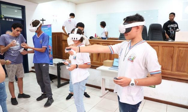 Estudantes do Salobrinho experimentam realidade virtual na Uesc