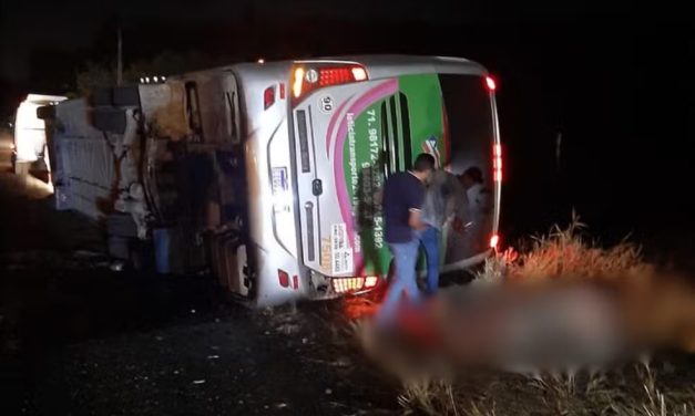 Quatro pessoas morrem e 15 ficam feridas após ônibus de turismo tombar em rodovia na Bahia