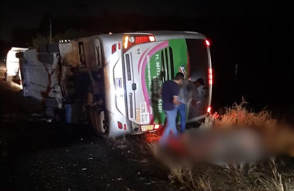 Quatro pessoas morrem e 15 ficam feridas após ônibus de turismo tombar em rodovia na Bahia