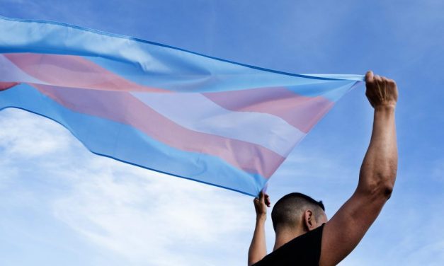 Pessoas trans e não binárias terão gratuidade nas certidões de protesto para adequação de nome após atuação da Defensoria Pública