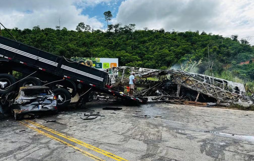 Ônibus envolvido em acidente com 38 mortos em Minas Gerais faria parada em Poções e outras 5 cidades baianas