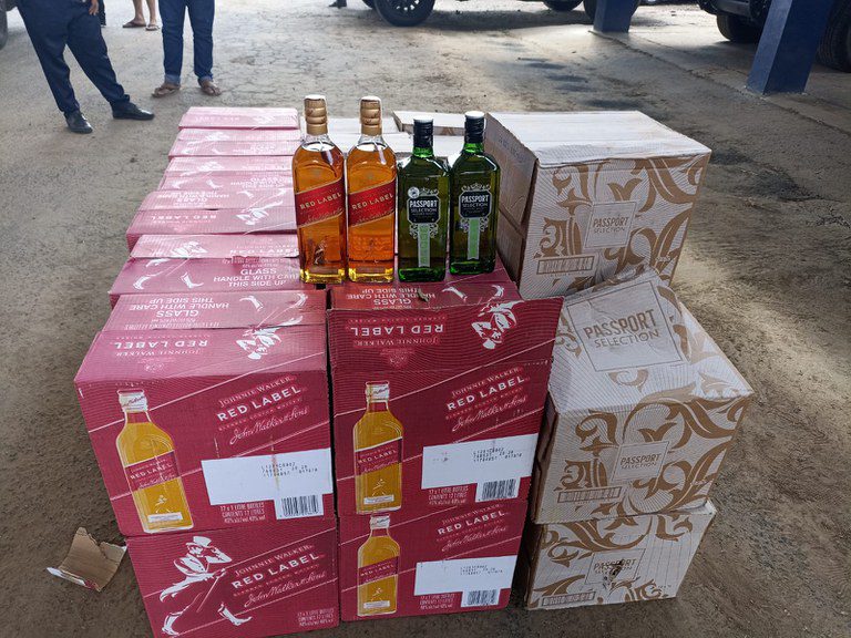 PRF apreende 456 litros de whisky transportados sem documentação fiscal na BR-116