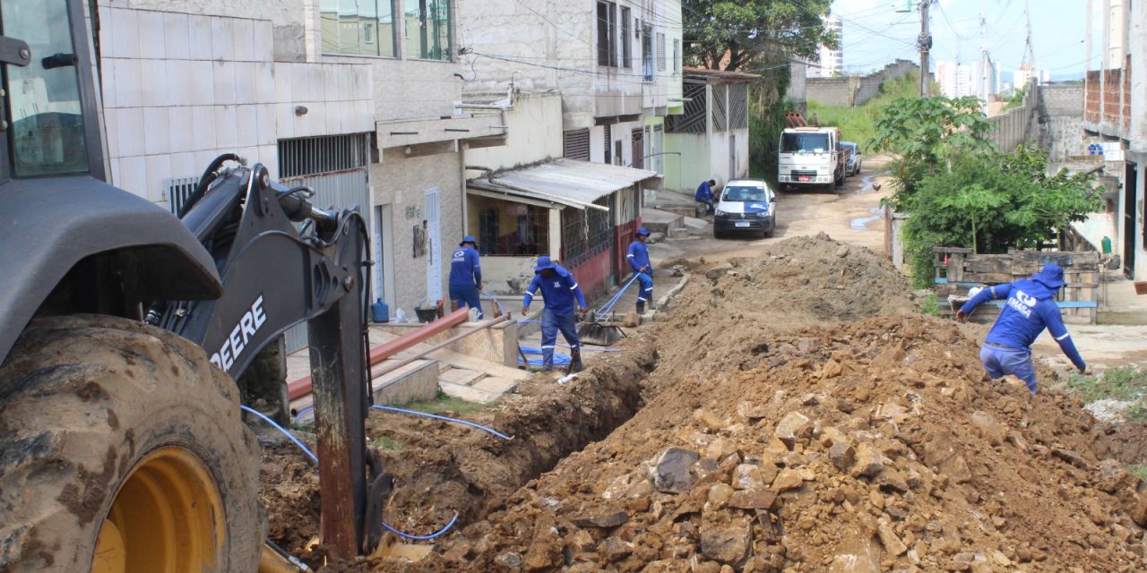 Operários da Emasa encontram ligações clandestinas na rede adutora do Mais Água