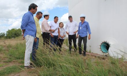 Augusto Castro acompanha a testagem de um dos tanques do Mais Água e lamenta vandalismo na nova rede adutora