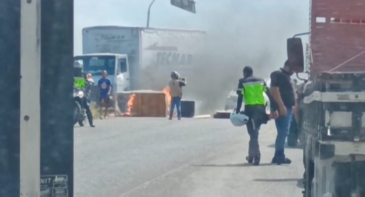 Itabuna: moradores “fecham” trechos das BRs-101 e 415 em protesto contra o atraso do auxílio aluguel