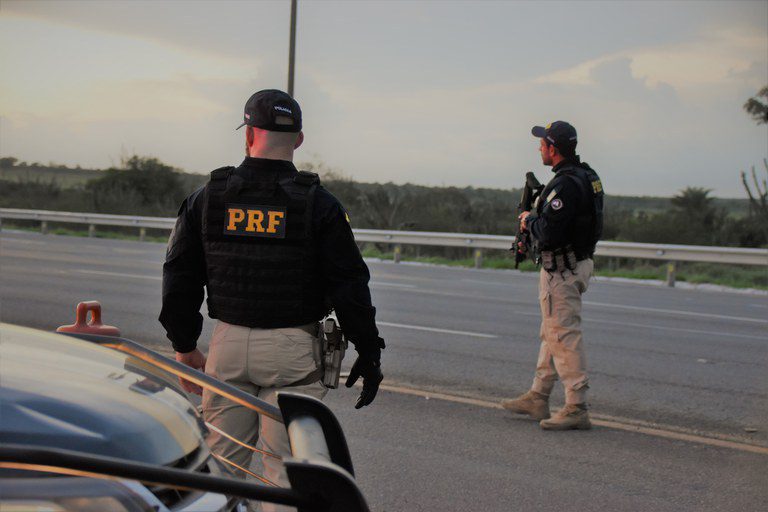 PRF registra aumento significativo nas apreensões de armas, maconha e cigarros em 2024