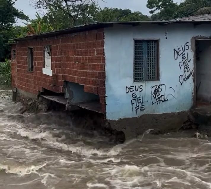 Chuvas: casa é levada pela água em Itajuípe; família é resgatada momentos antes