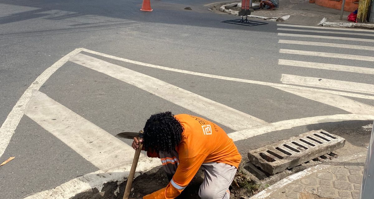 Ilhéus: Prefeitura intensifica limpeza de canais e bueiros para prevenir alagamentos