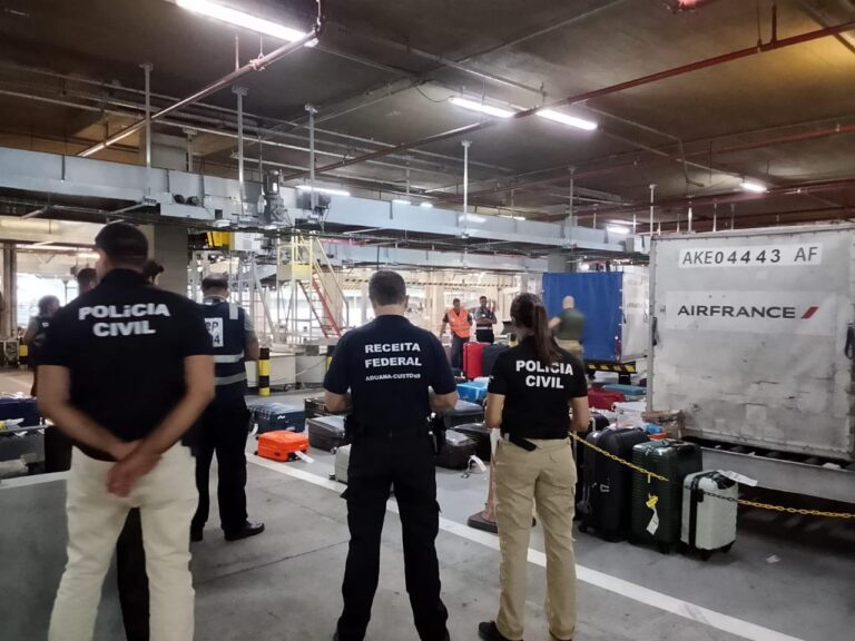 Centenas de cargas e bagagens são inspecionadas no aeroporto durante a Operação Voo Legal