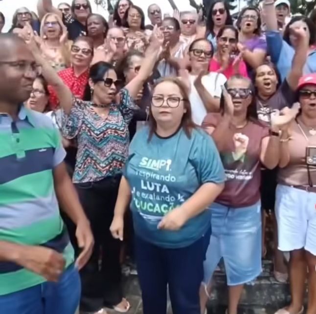 Professores demitidos por Augusto Castro fazem protesto em Itabuna